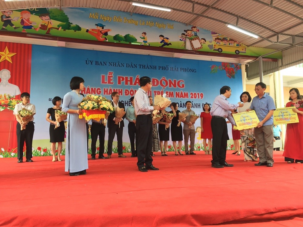 Chủ tịch Công đoàn Đàm Lê Dũng đại diện Cảng Đình Vũ trao tặng 10.000.000 đồng cho Quỹ Bảo trợ trẻ em Hải Phòng