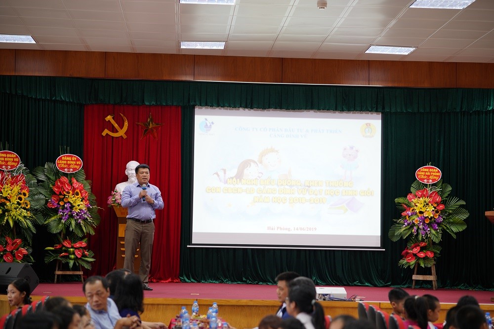 Tổng giám đốc Cao Văn Tĩnh phát biểu chúc mừng và khích lệ tinh thần học tập của các cháu