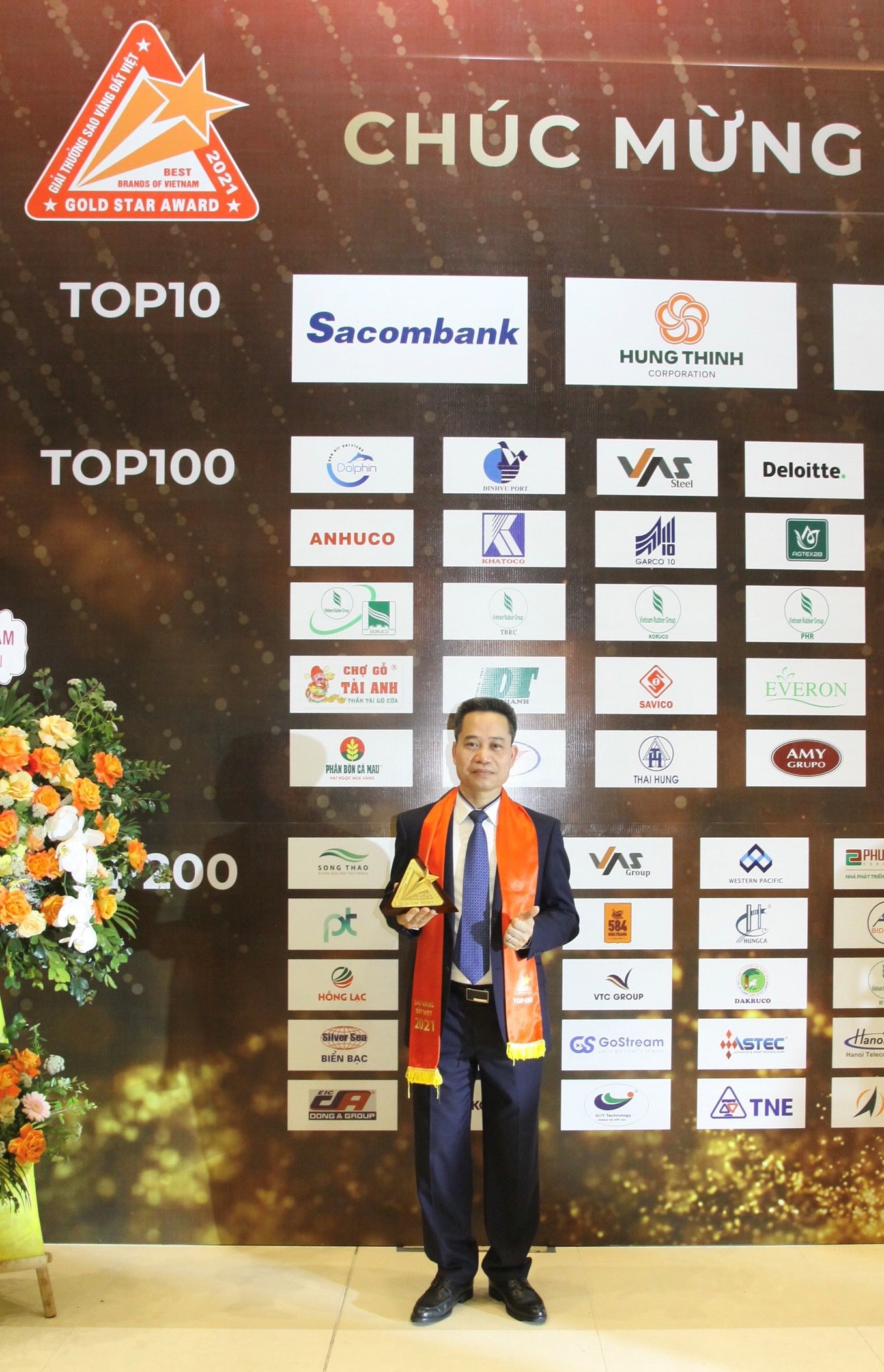 Phó Tổng giám đốc Triệu Thế Thuận đại diện Cảng Đình Vũ nhận danh hiệu trong Lễ trao giải