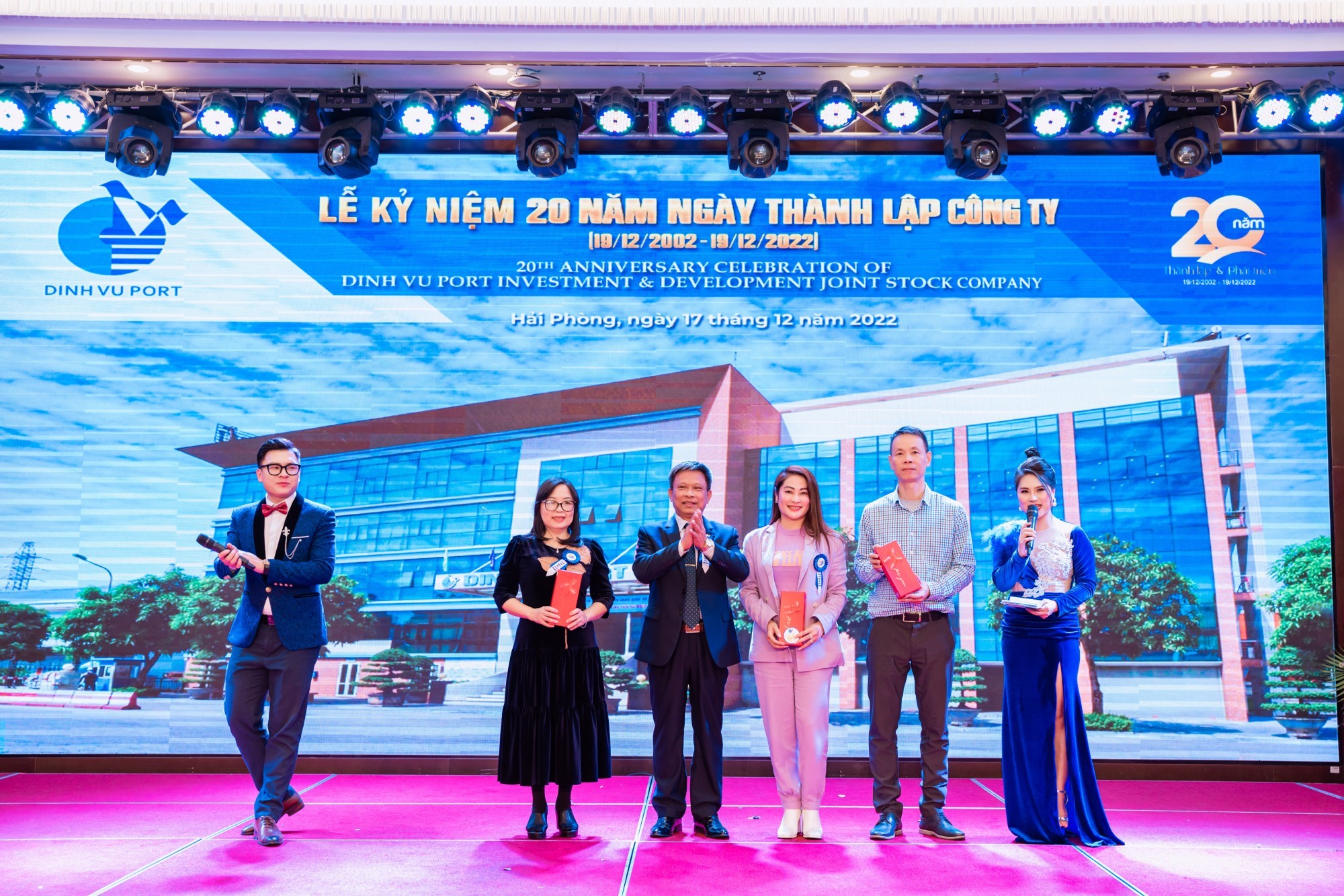 Chủ tịch HĐQT Vũ Tuấn Dương trao quà cho 03 vị khách may mắn nhất chương trình