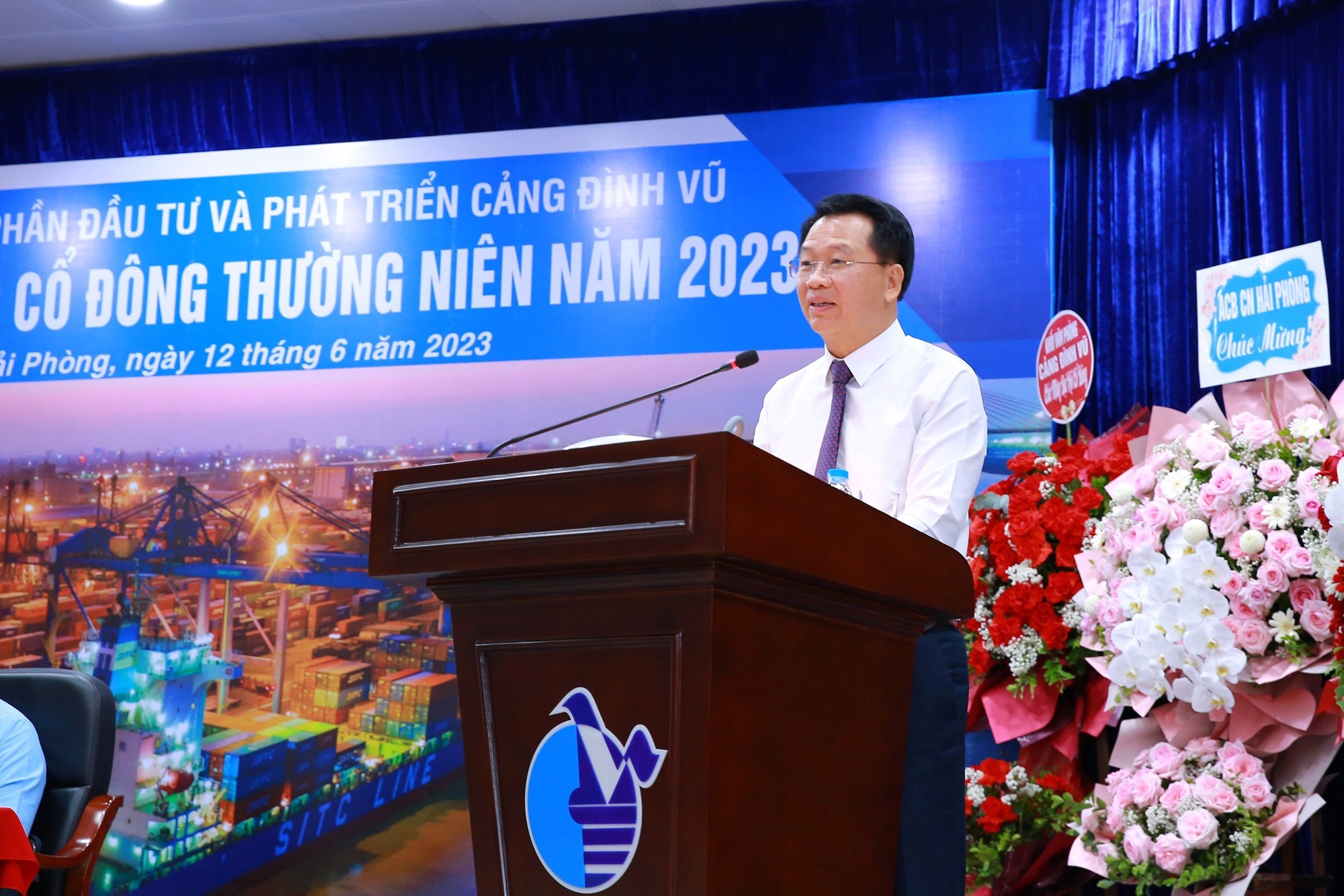 Ông Nguyễn Tiến Dũng thay mặt Đoàn chủ tịch trình bày báo cáo tài chính 2022 đã kiểm toán và tờ trình thông qua phương án phân phối lợi nhuận sau thuế năm 2022