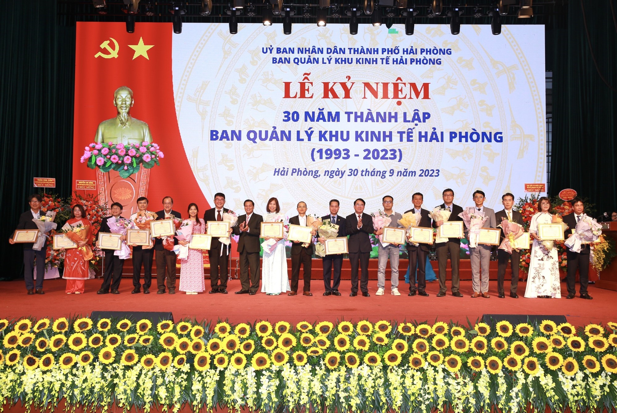 Cảng Đình Vũ Nhận Bằng Khen Của Chủ Tịch Ubnd Thành Phố Hải Phòng Nhân Dịp Kỷ Niệm 30 Năm Thành 8719