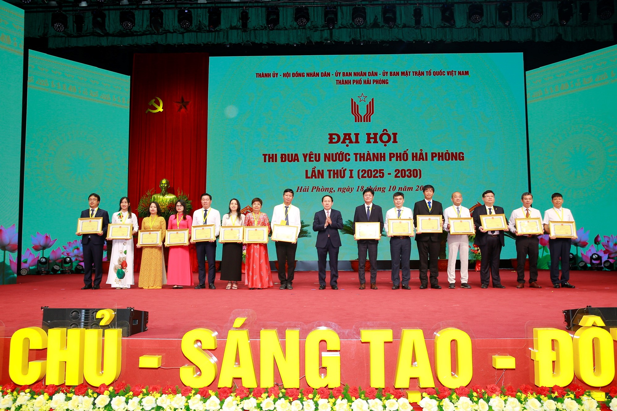 Bà Lê Thị Hải Thành (thứ 3 từ trái qua) - Ủy viên BCH Đảng ủy Cảng Đình Vũ đại diện Công ty nhận Bằng khen Bà Lê Thị Hải Thành (thứ 3 từ trái qua) - Ủy viên BCH Đảng ủy Cảng Đình Vũ đại diện Công ty nhận Bằng khen